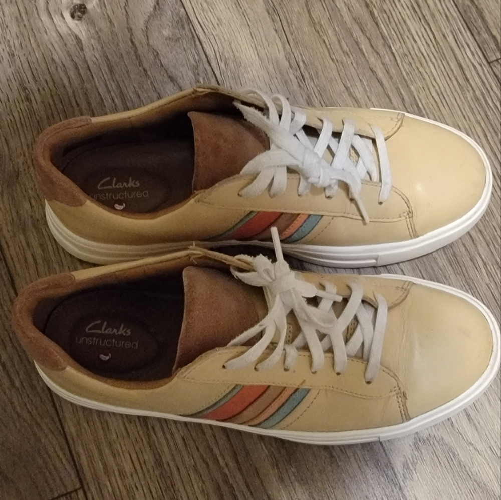 ❤️CLARKS tan women's sneakers